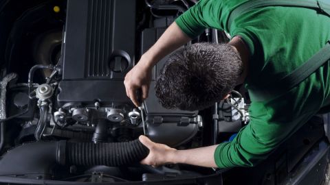 Técnico trabajando en un motor